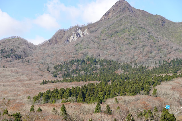 鳥取県日野郡江府町御机 鏡ヶ成高原の丘から烏ヶ山の眺望