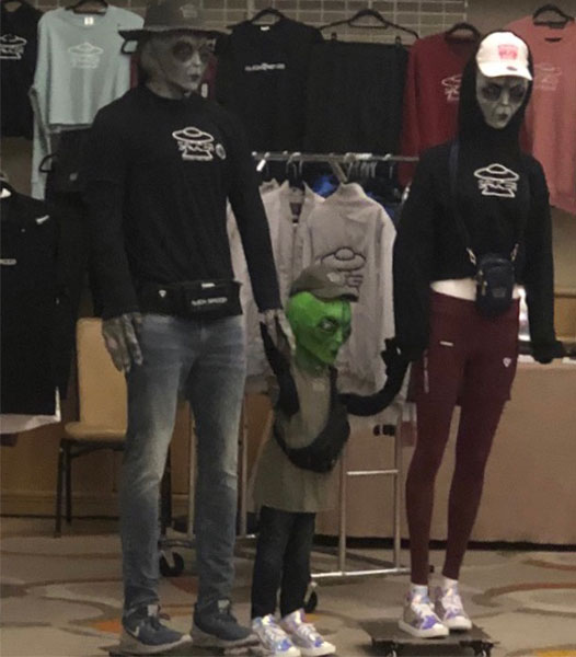 Alien family displaying their AlianSpeedBrand.com clothing (Source: Palmia Observatory)