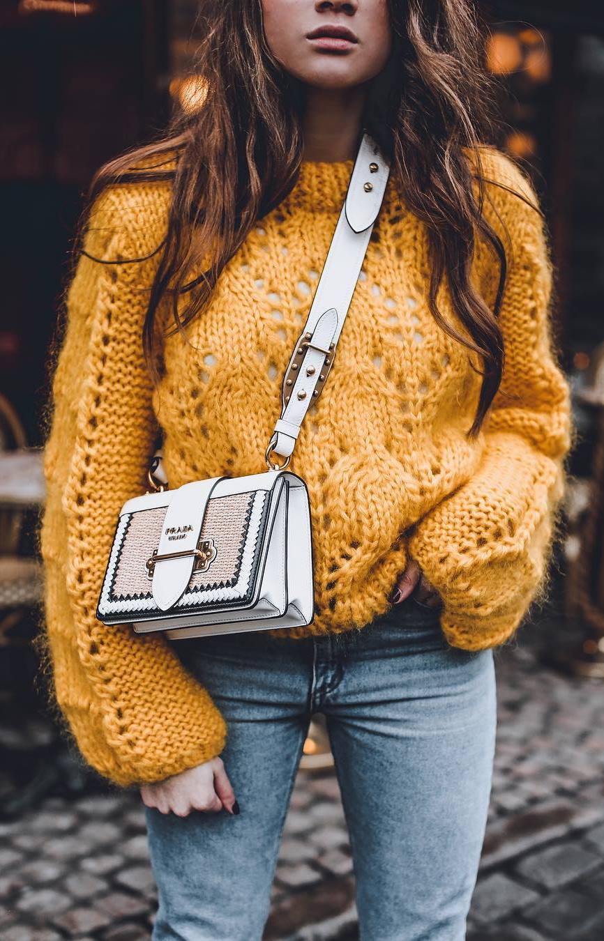 ootd | yellow sweater + white bag + jeans