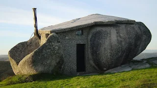 casa em cima da rocha