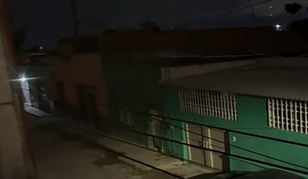 Deja cámara grabando la calle y grabo a la llorona, video causa pánico