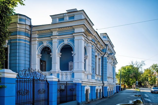 Двухэтажная усадьба с синими стенами и белым декором