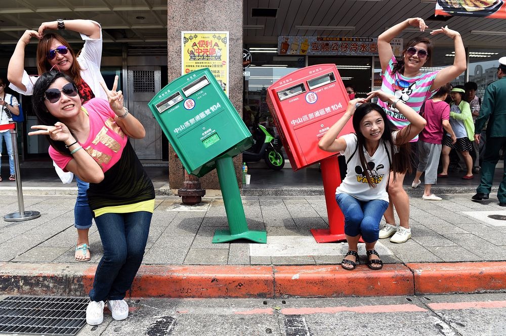 taipei-crooked-mailboxes-2 taipei-crooked-mailboxes-2