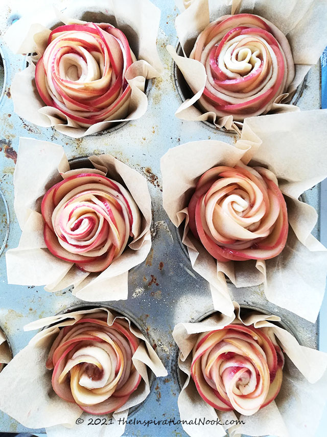 Puff pastry apple roses, baked rose apple pies, apple rosette pies