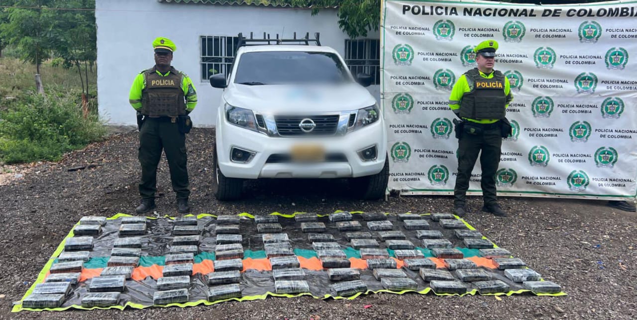 https://www.notasrosas.com/En la vía Distracción - Cuestecitas Policía Guajira incauta 80 kilos de Clorhidrato de Cocaína