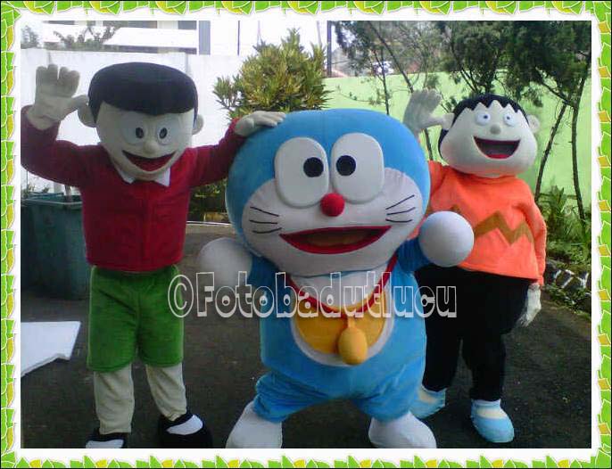 gambar kostum badut karakter nobita doraemon dan giant