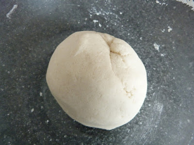 How to make salt dough buttons, hand shaped into rounds, hearts and stars. www.secondhandsusie.blogspot.com 