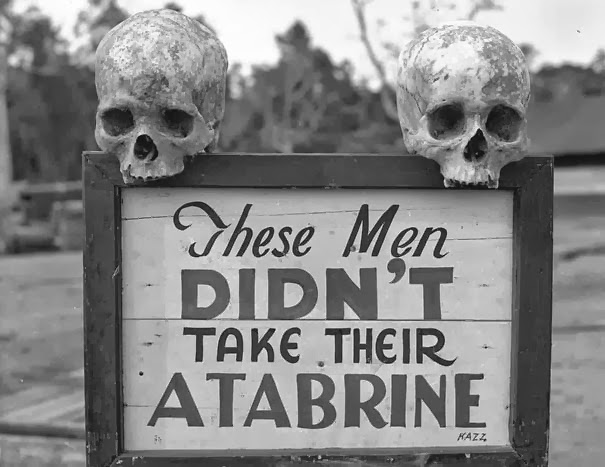 Реклама для Atabrine, противомалярийных лекарств, в Папуа, Новая Гвинея во время второй мировой войны.