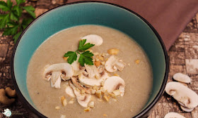 Champignonsuppe mit Cashewkernen