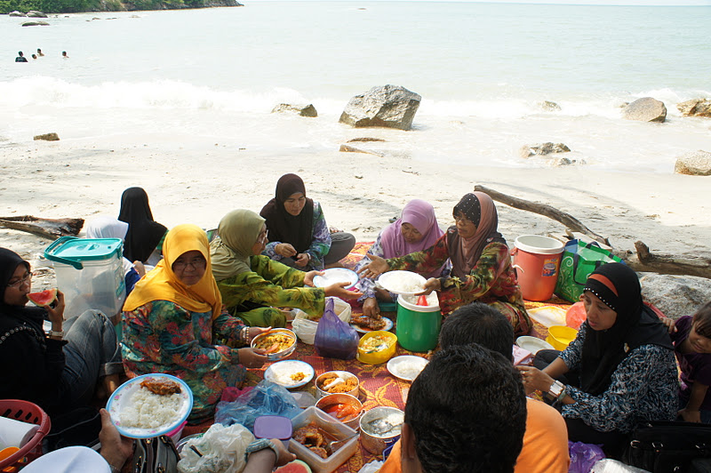 Cempaka Biru Berkelah di Pantai Maimi