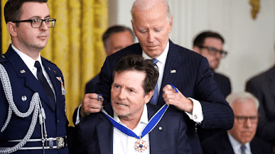 Michael J. Fox Terima Presidential Medal of Freedom: Perjuangan 30 Tahun Melawan Parkinson Berbuah Manis!