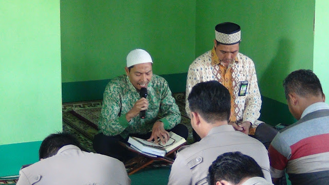 Ruqyah dan Suasana Religius Hingga Teteskan Air Mata