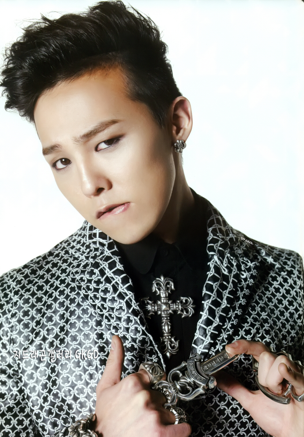 Photos] G-Dragon HQ Scans from Alive Album Japan Version