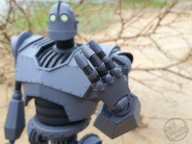 Mondo's Iron Giant Deluxe Action Figure Giant Robot Toy