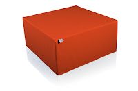 Tablò colore arancione, usabile come seduta o tavolo da salotto