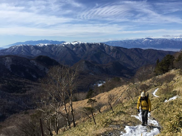 百曲がりの登山道とアルプス