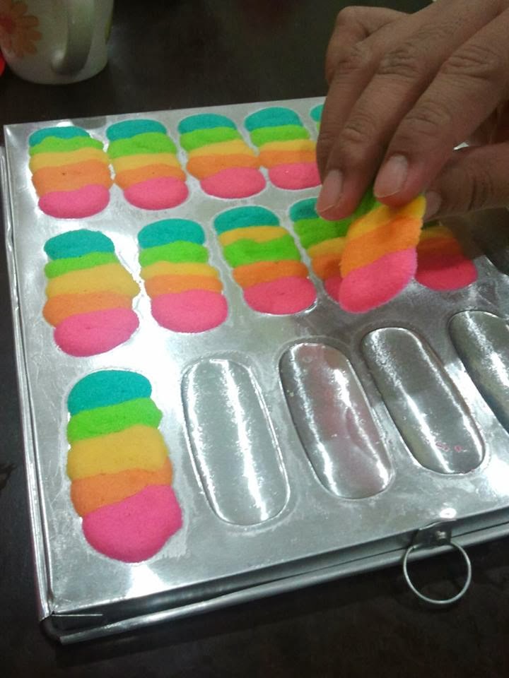 Dari Dapur Miza: Biskut Lidah Kucing Pelangi