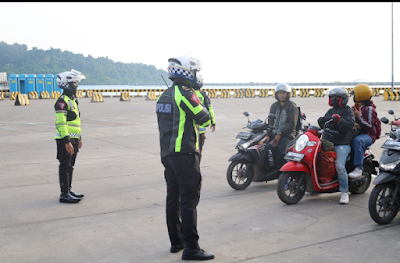 Pastikan Arus Balik Mudik Lancar, Polda Banten Kawal Pemudik di Pelabuhan