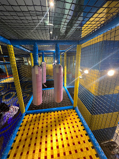 炎炎夏日吹冷氣親子活動空間推薦:爬爬客親子樂園南港店就在台北市南港中國信託金融園區百貨商場內，設施都是以消耗體力為主的大肢體運動遊樂器材為主，雙層氣墊城堡，六大主題設施，小朋友在裡面真的耗電率超高，例假日不限時，可以跟中信百貨內其他親子設施一起安排一整日活動。