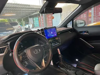 李先生有一台油電豪華 2022年出廠的 Toyota Cross 灰色 ，里程只有 2.8萬 。因為看到我們的超速扣牌40懶人包文章，所以請我們線上估價 。  後來李先生告知他其實是違規12次所以要被扣兩個月就想說直接賣掉好了 ，那也因為只有兩個月所以和正常收購行情不會差到太多 。但對於要用車工作的人來說，兩個月可是很久的時間 。  然後我們線上報價之後就和李先生約現場估車 ，估價後和我們線上評估的差不多就直接簽約付錢買下來了 。接著放兩個月就可以開賣囉 ~~~ 如果你也在找 Cross 或者想賣Cross 都可以找小曾團隊處理喔 !!