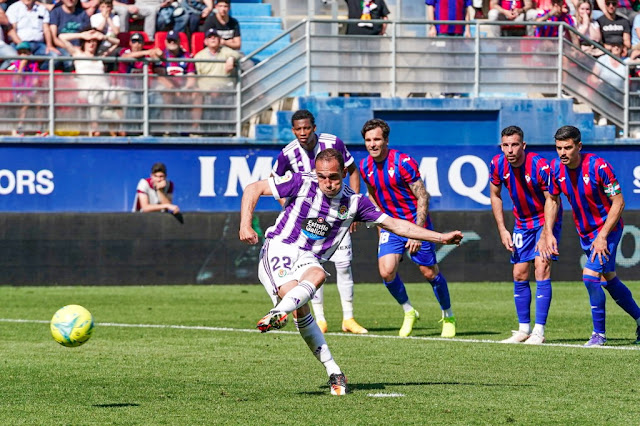 Nacho transforma el penalti en gol. S. D. EIBAR 0 REAL VALLADOLID C. F. 2 Domingo 08/05/2022, 16:00 horas. Campeonato de Liga de 2ª División, jornada 39. Eibar, Guipúzcoa, estadio Municipal de Ipurua: 7.237 espectadores. GOLES: 0-1: 68’, Nacho, de penalti, señalado por una mano de Stoichkov tras el saque de un córner. 0-2: 80’, Weissman culmina con un disparo desde cerca por bajo una magnífica jugada de Anuar por la derecha.