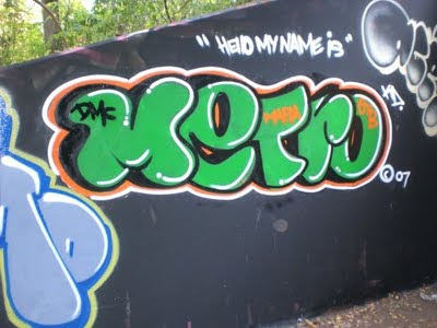 Letter r in graffiti