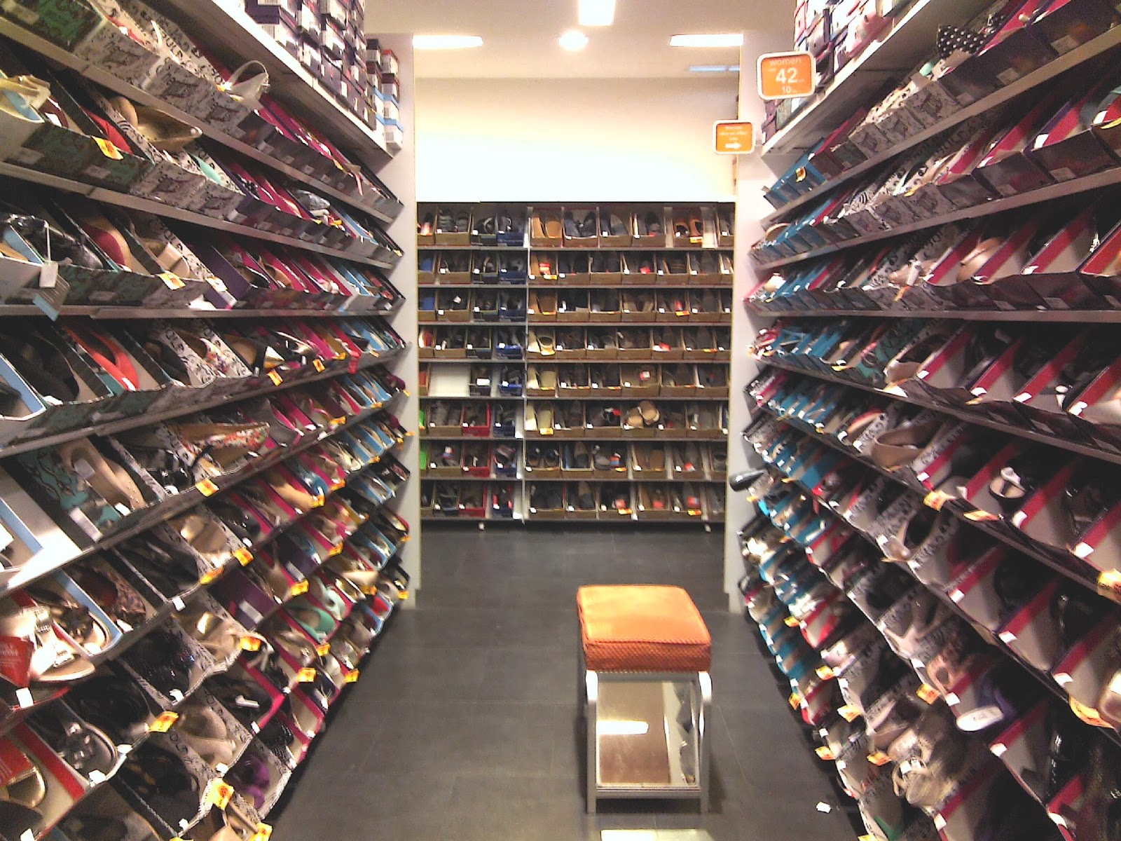 Food, Place  Hang out: Payless : A Shoe Warehouse