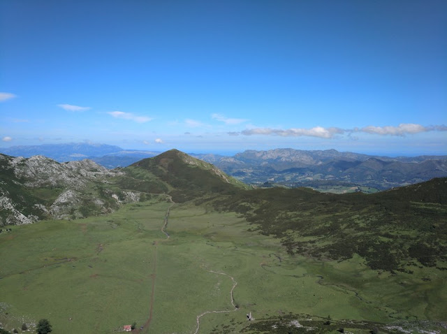 Polje de Comeya con Gamonedo al fondo