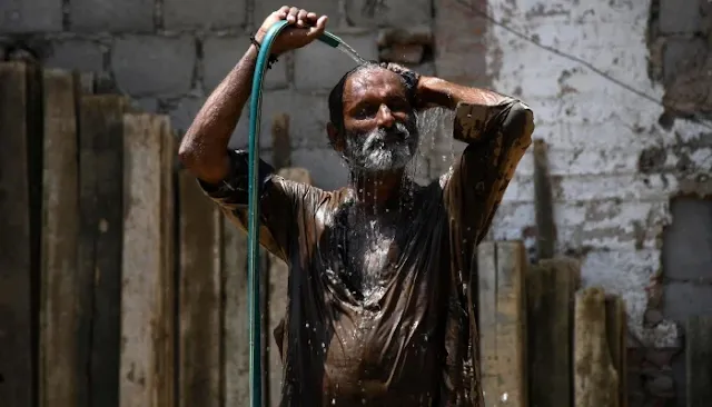 People sheltering from extreme heat in Pakistan.