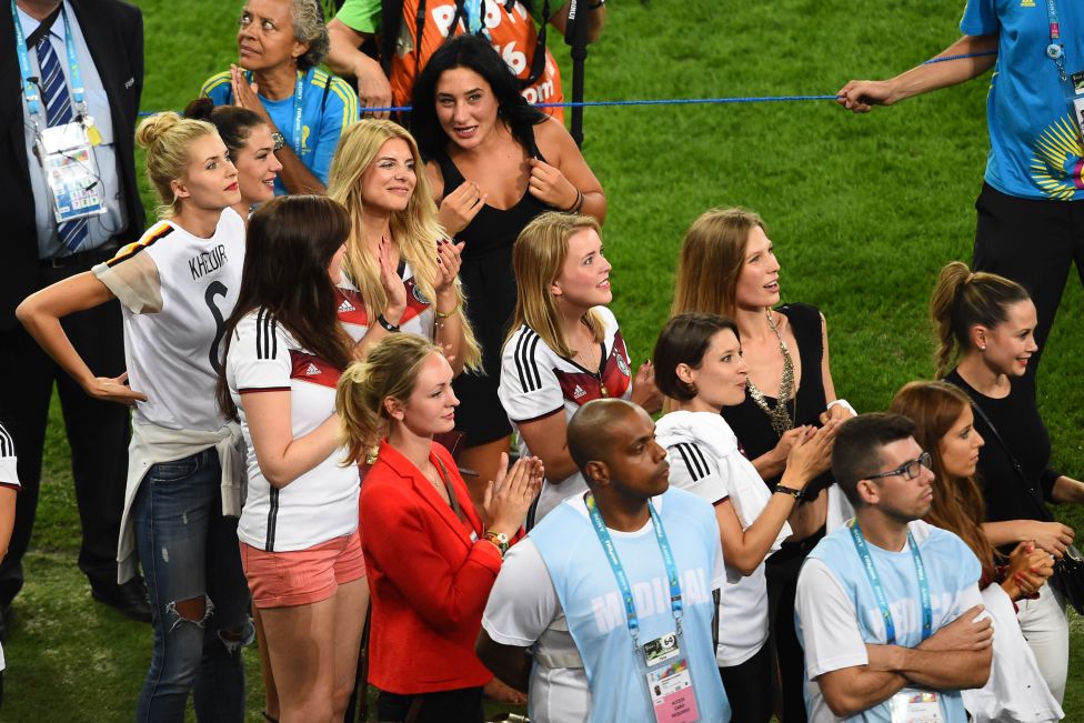 Lena, la novia alemana gordibuena de Julian Draxler, festejando en el estadio Maracaná en la Final de la Copa Mundial de la FIFA Brasil 2014. La guapa chica alemana saltó al campo con un short color melón enseñando sus deliciosas piernas. | Ximinia