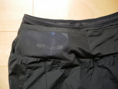 「KIPRUN ランニング マラソン ショートパンツ ポケット付き」 ソフトフラスク250ml in 背面ポケット