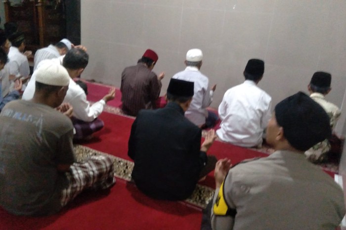 Sampaikan Pesan Kamtibmas, Polsek Pasawahan Giat Tarawih Keliling ke Desa-desa