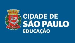 Descrição da logo: Em fundo retangular azul escuro. À  esquerda, o brasão de Armas da cidade de São Paulo em forma de escudo clássico em vermelho e branco com um braço empunhando a bandeira da cruz de Cristo usada pelos navegantes portugueses. No topo, uma coroa mural dourada composta por oito torres. As laterais são adornadas por ramos de café. E abaixo, sobre a fita vermelha escrito em letras brancas, lê-se: Non ducor, duco (Não sou conduzido, conduzo). E à direita em letras brancas grandes: Cidade de São Paulo Educação.