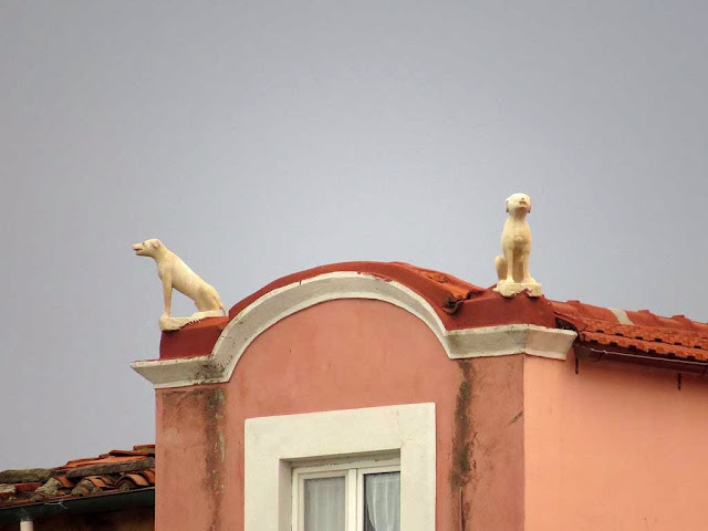 Statue di cani su un tetto, scali delle Cantine, Livorno