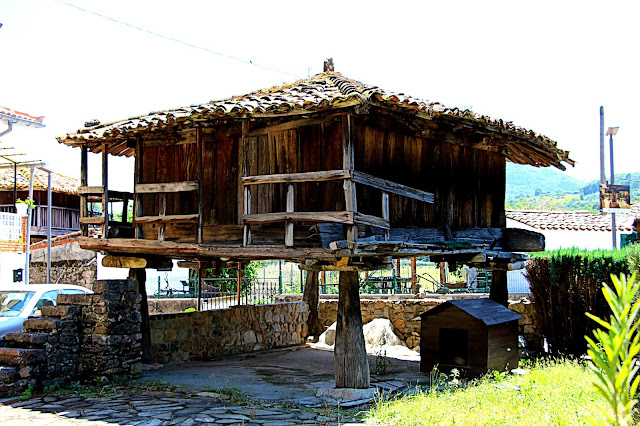 Bueño. El Paseo de los Hórreos