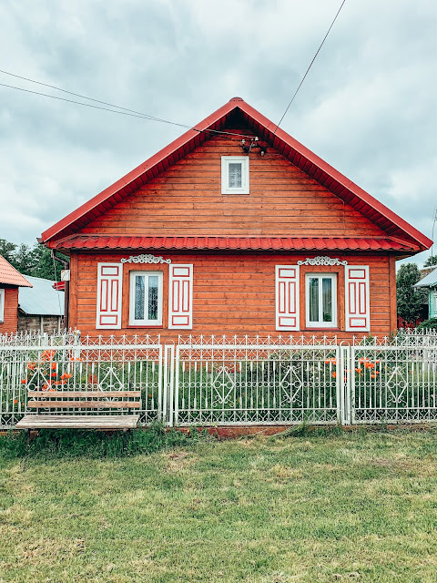 Szukasz pomysłu na weekend w Polsce? Podlasie i Kraina Otwartych Okiennic to perła tego regionu. Dowiedz się, które wsie odwiedzić i gdzie zachwycić się prawdziwym wschodnim folklorem.