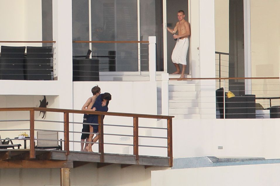 Justin Bieber And Selena Gomez Kissing On Yacht. Justin Bieber Selena Gomez
