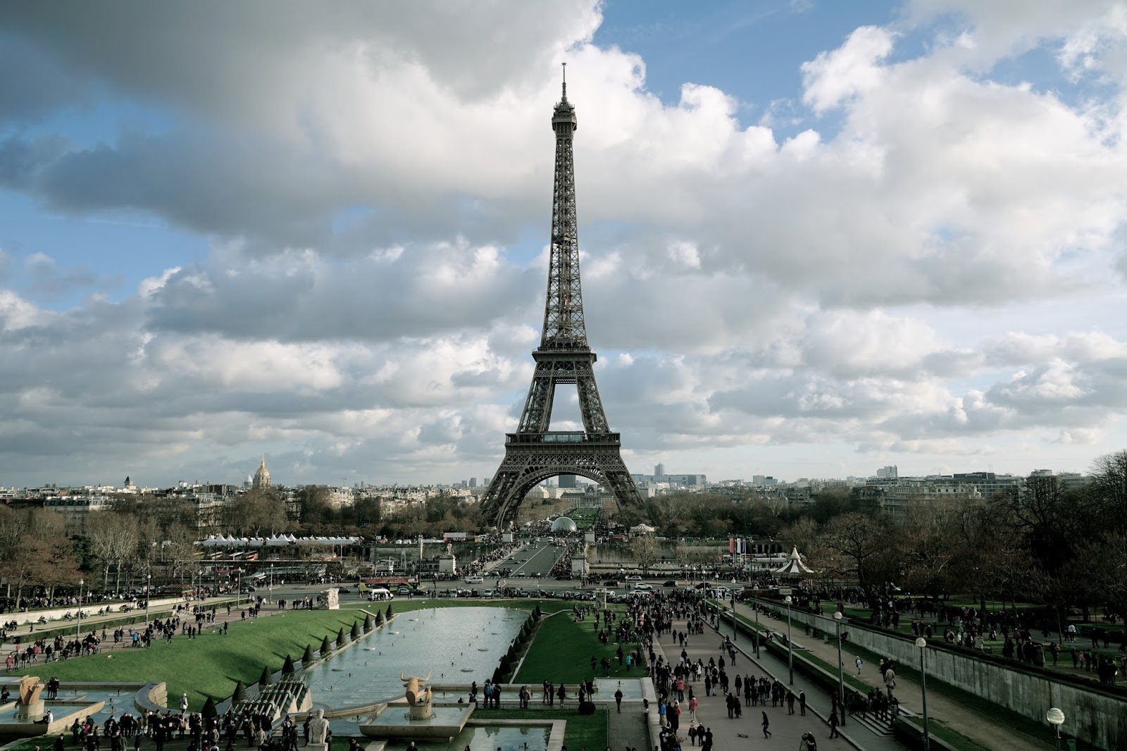 セーヌ川を望む丘に建つ シャイヨー宮 Palais De Chaillot から エッフェル塔 を眺める パリ旅行