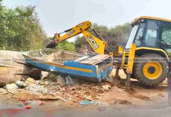 News, Top-Headlines, Kasargod, Kasaragod-News, Kerala, Kerala-News, Mogral Putur, Police, Complaint, JCB, Sand Minig, Boat, Boats used for illegal sand mining destroyed
