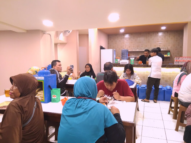 makan malam di bakso rusuk teman tuli