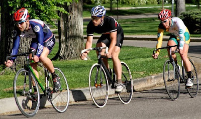 Ciclistas haciendo deporte