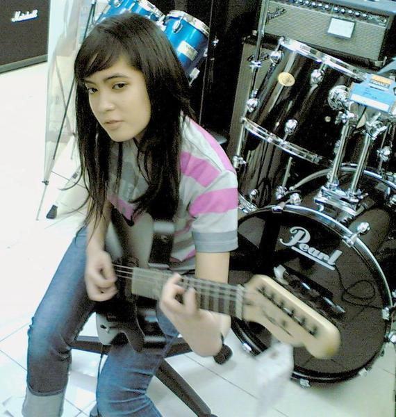 http://specialistbokep1.blogspot.com/2012/03/foto-foto-gitaris-cantik-dan-seksi.html