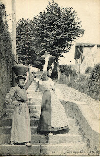 pays basque 1900 femme fontaine eau