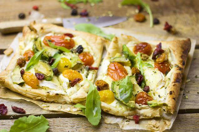 Herbstliche Superfood-Blätterteigschnitten mit Camenbert und Trockenbeeren