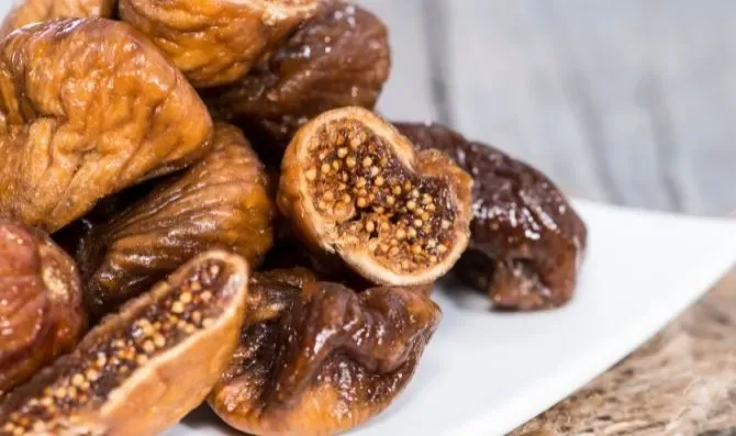 Benefits of Dried Figs in Olive Oil and Garlic