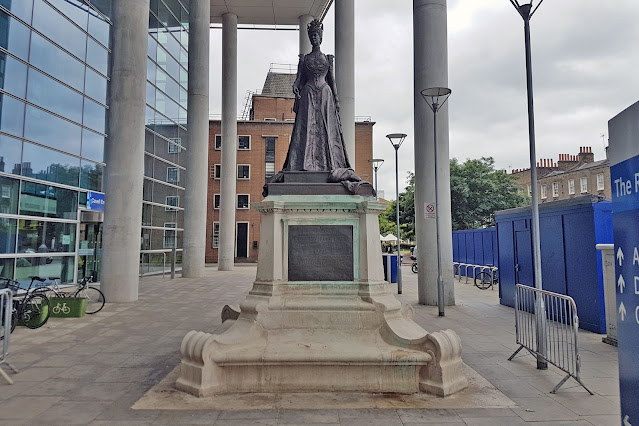 Statue of Queen Alexandra sited outside the Royal London Hospital