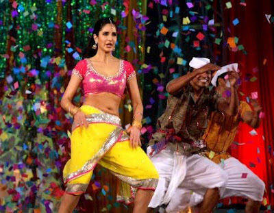 Katrina Kaif performing chikni chameli from agneepath