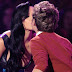 Katy Perry Niall Horan'ı Dudağından Öptü