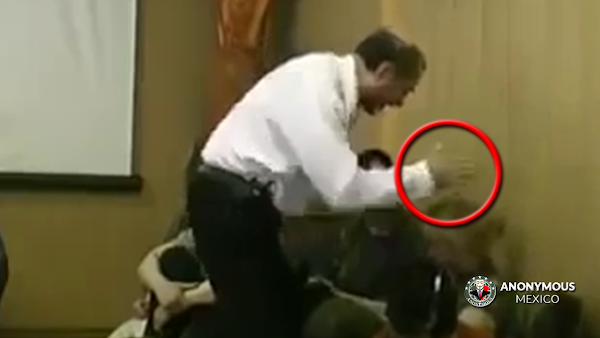 Pastor cristiano golpea brutalmente a una mujer que se negó a dar diezmo. 