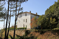 La masia Coll de Poses des del coll del mateix nom